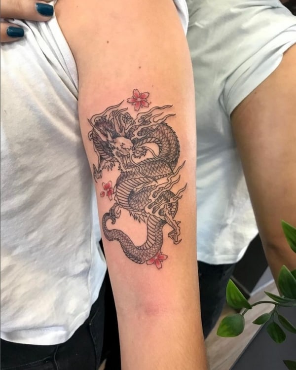 12 tatuagem feminina no braço dragão oriental @pedradatattoopalace