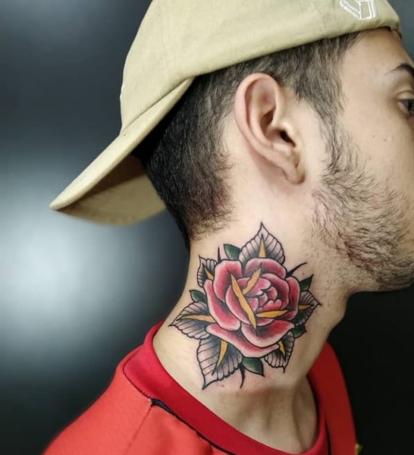 12 tatuagem grande e colorida de rosa no pescoço @luuan tattoos