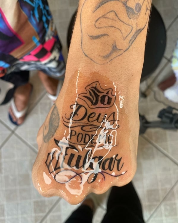 12 tatuagem na mão frase Deus Luanna Noriochy