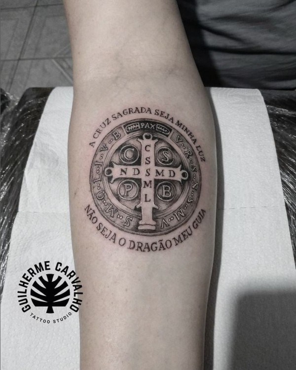 12 tatuagem no braço com oração a São Bento @guilhermecarvalhotattoo
