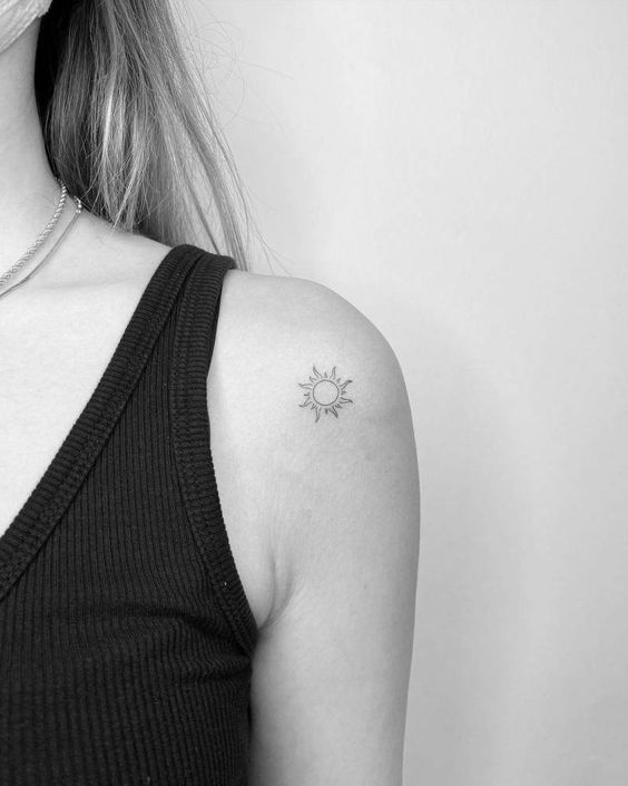 12 tatuagem pequena de sol no ombro Pinterest
