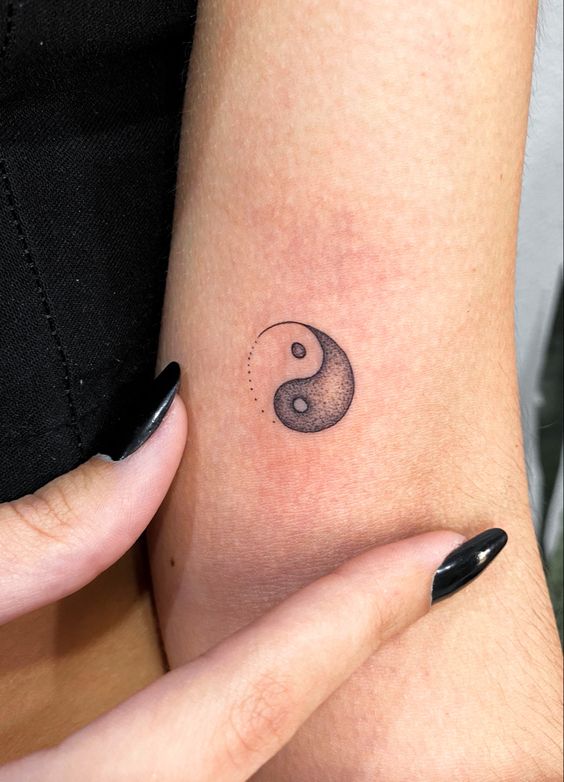13 tattoo pequena yin yang no braço Pinterest