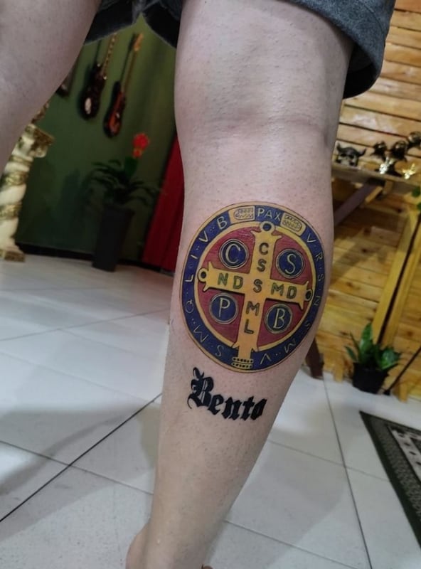 13 tatuagem colorida na perna medalha de São Bento @denizarte tattoo