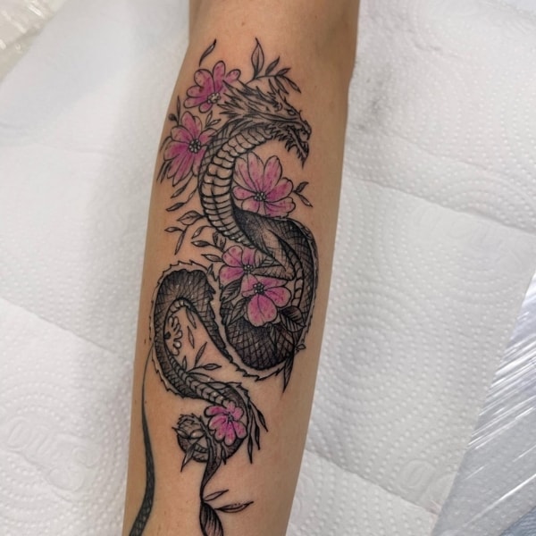13 tatuagem feminina dragão oriental com flores @aliados tattoo