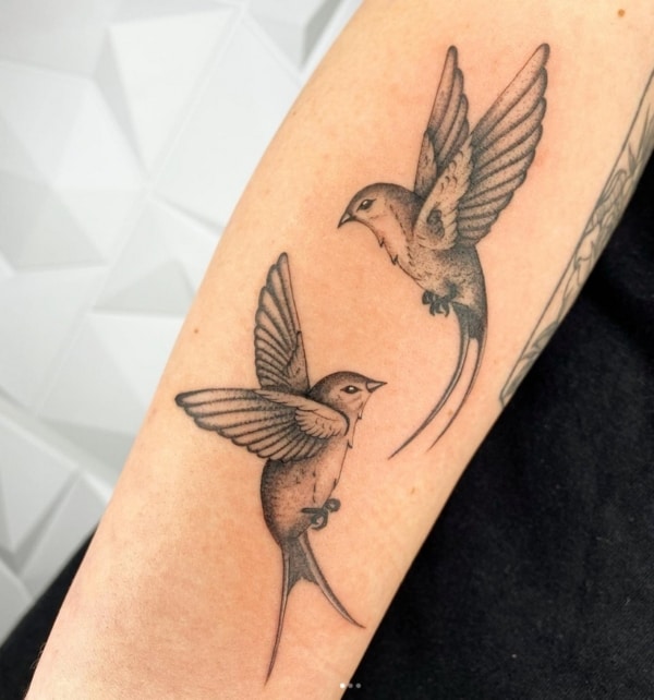 13 tatuagem grande de andorinhas no braço @studioandersonperosa