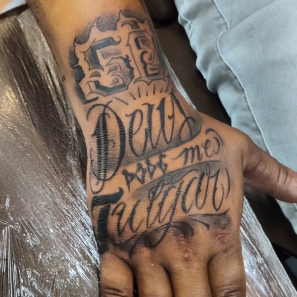 14 tattoo Deus na mão Vagner Cruz