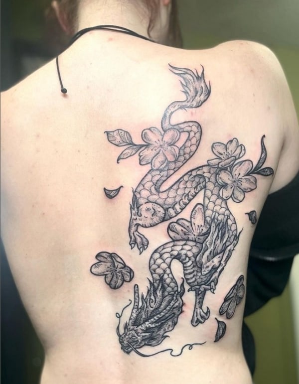 14 tatuagem feminina grande dragão oriental @dog house tattoo