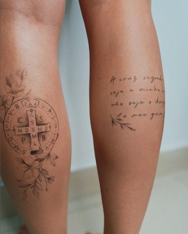 14 tatuagem na perna com oração de São Bento @tattooellen