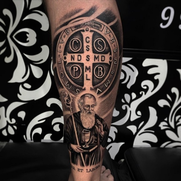 15 tatuagem de São Bento na perna @guugaa9