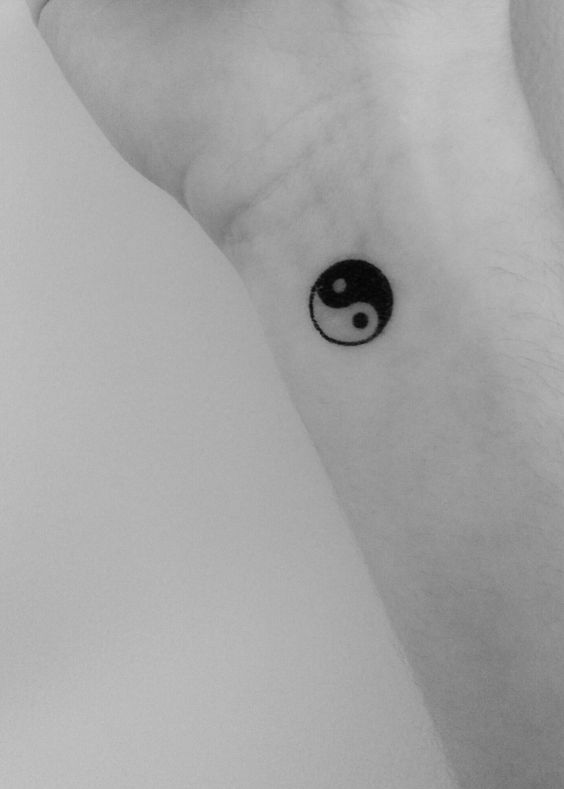 15 tatuagem pequena yin yang no pulso Pinterest