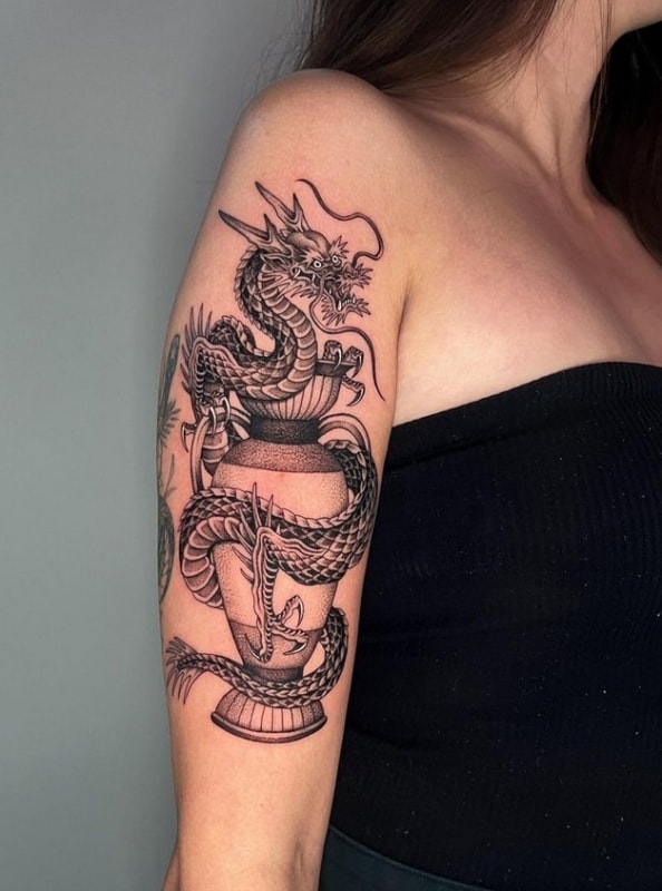 16 tatuagem feminina no braço dragão oriental @jaeill son