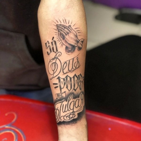 16 tatuagem no braço só Deus pode me julgar @moisestattooestudio