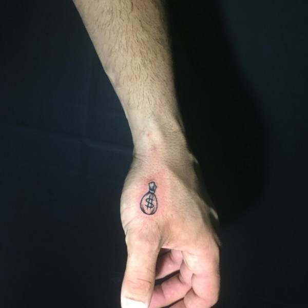 16 tatuagem pequena saco de dinheiro na mão @jhonathan tattoos