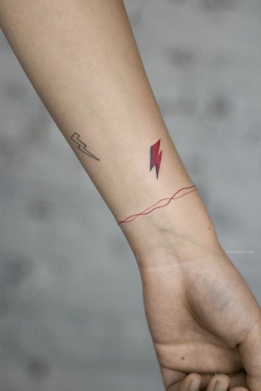 17 tattoo fio vermelho no pulso Pinterest