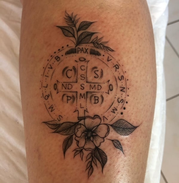 17 tatuagem delicada medalha de São Bento na perna @anaragazzo makeup tattoo