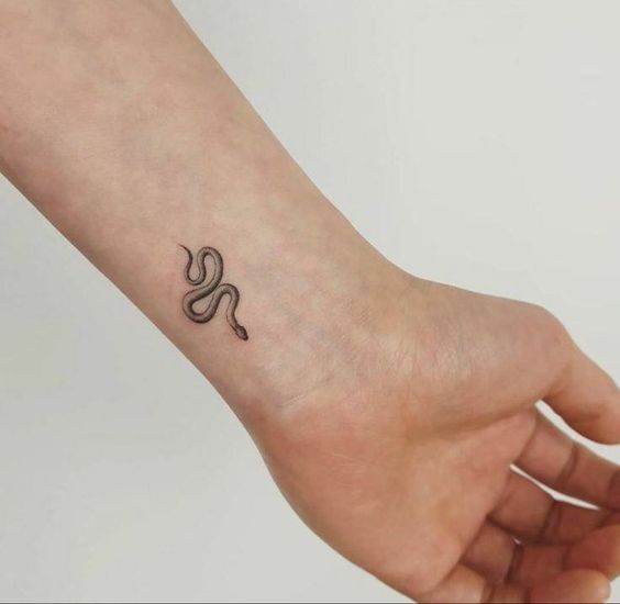 17 tatuagem no pulso pequena de cobra Pinterest
