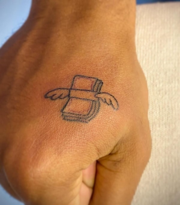 17 tatuagem pequena dinheiro na mão @bodywraptattoos