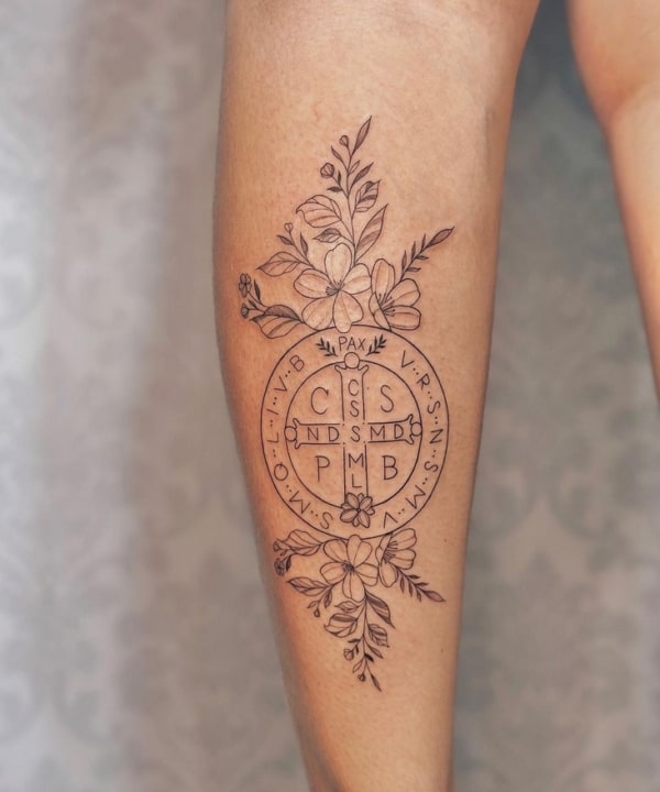 18 tattoo delicada na perna medalha de São Bento @anna riskado