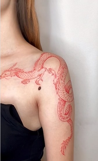 18 tattoo feminina no ombro dragão oriental @sofy tattoo