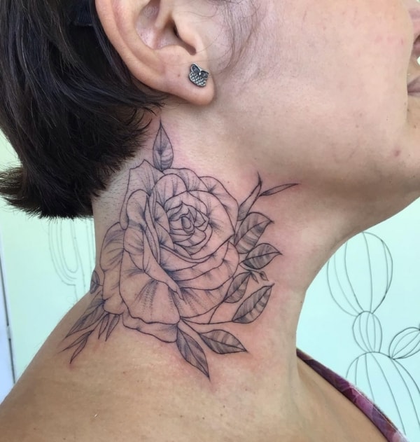 18 tatuagem grande de rosa pescoço @nath tattoo