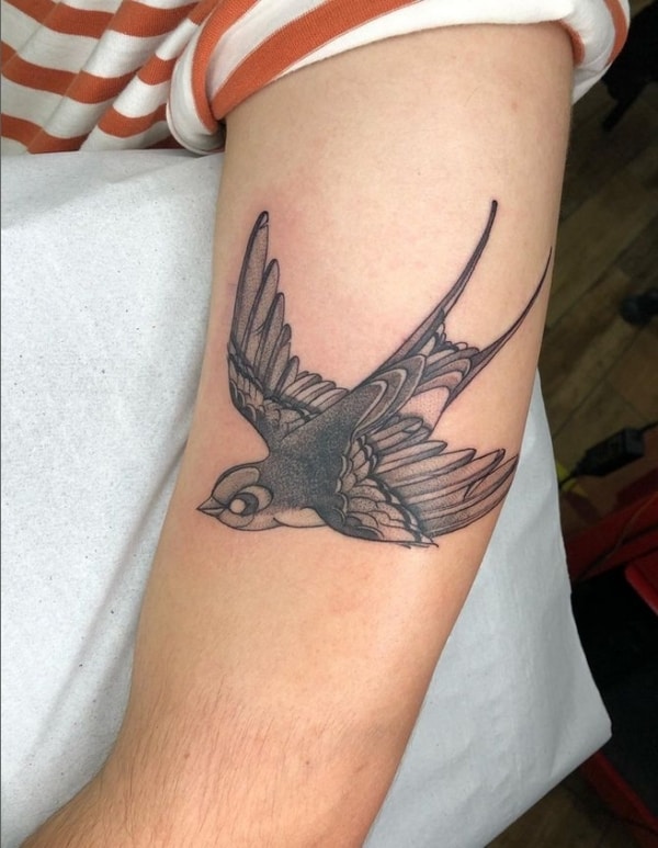 18 tatuagem no braço de andorinha @guilotattoo