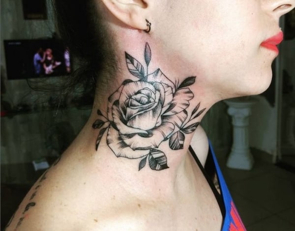 19 tatuagem feminina grande de rosa no pescoço @pmctattoo
