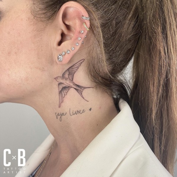 2 tatuagem feminina de andorinha no pescoço @bandieracarla