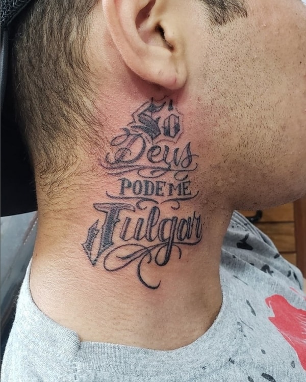 2 tatuagem lettering só Deus pode me julgar @datchitattoo