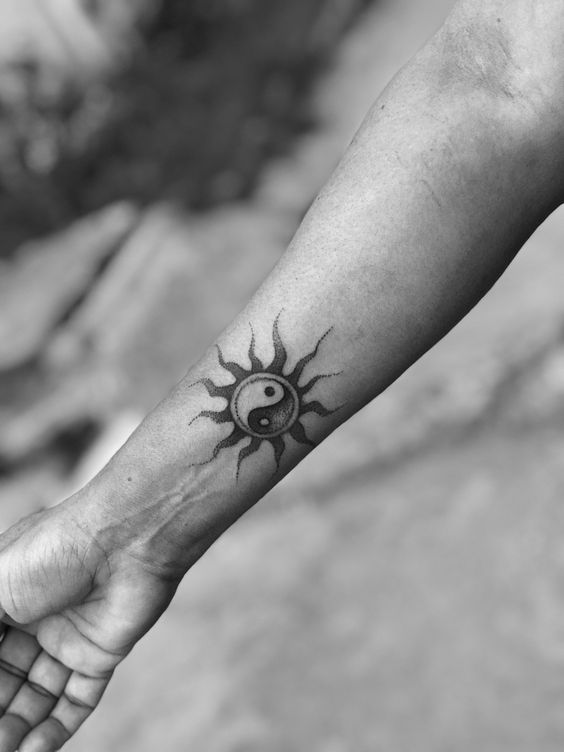 20 tattoo masculina yin yang com sol Pinterest