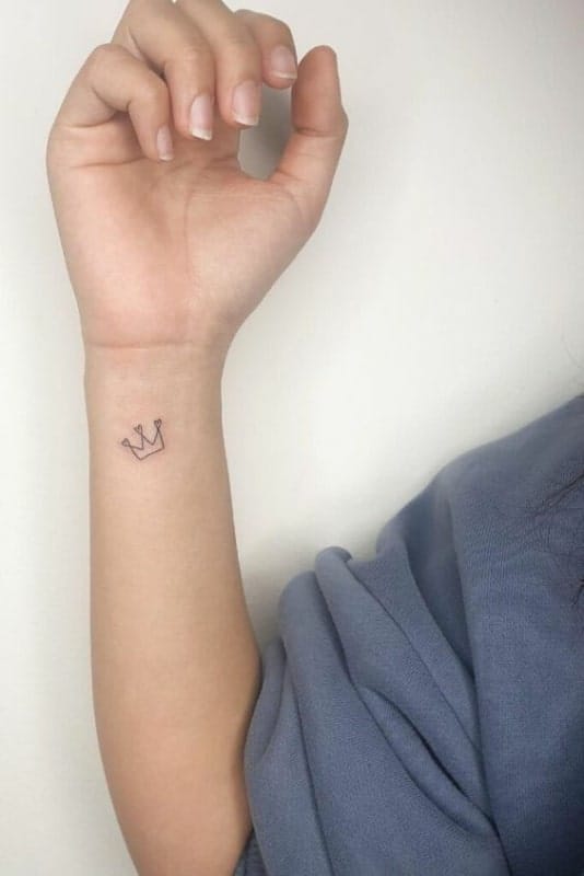 20 tatuagem pequena de coroa no pulso Pinterest
