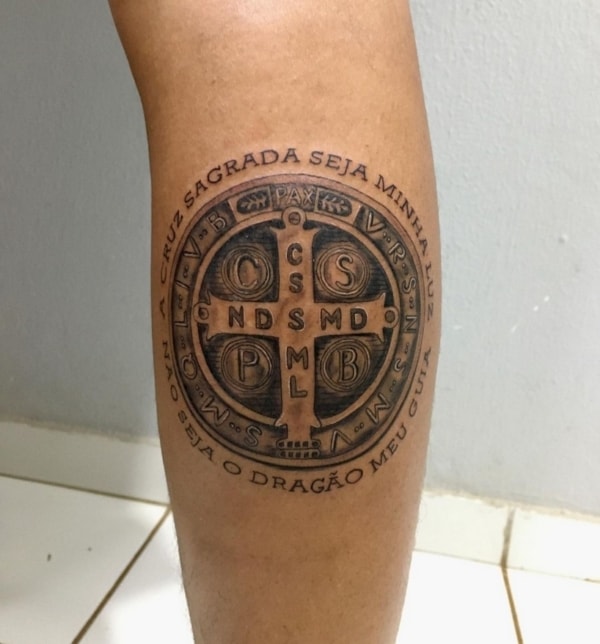 22 tatuagem perna cruz de São Bento @duartstattoo