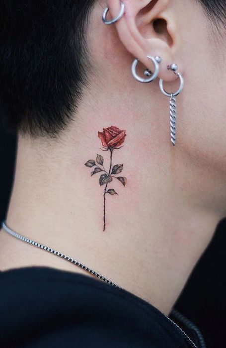 23 tatuagem delicada de rosa vermelha no pescoço Pinterest