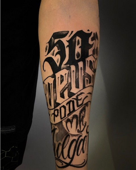 23 tatuagem lettering Deus @hideki tattoo