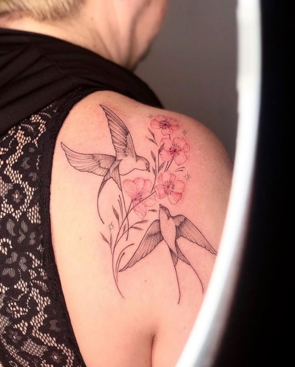 24 tatuagem delicada andorinhas no ombro @camillawolf tattoo
