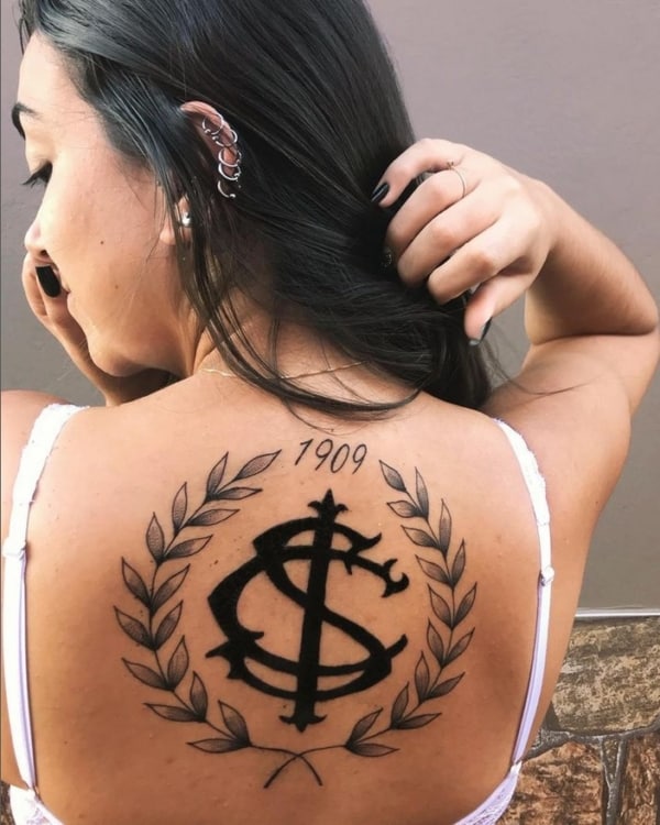 24 tatuagem feminina do Internacional nas costas @brunitchinha