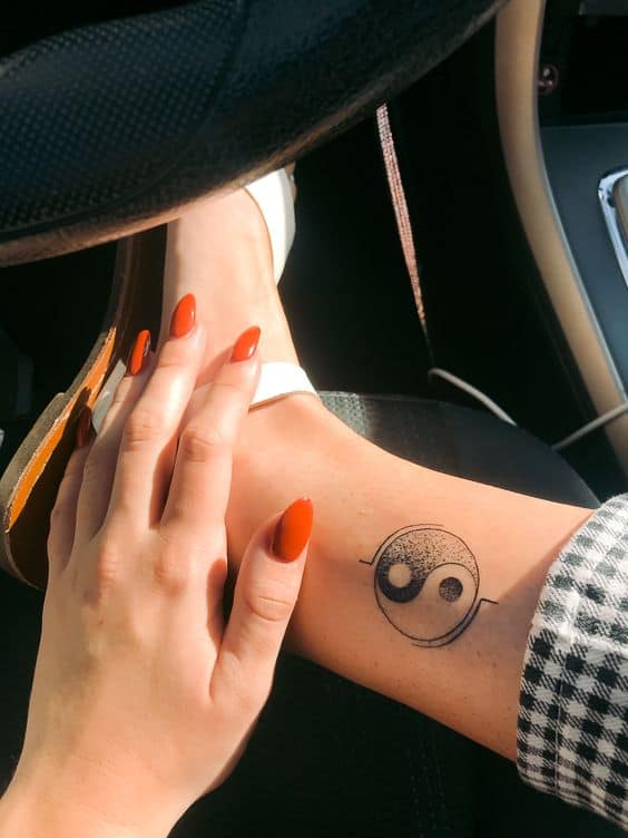 24 tatuagem feminina na perna yin yang Pinterest