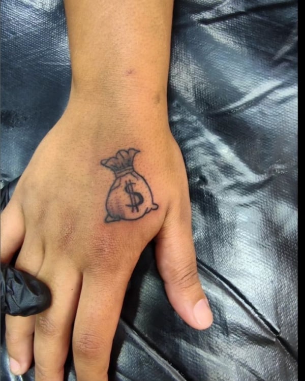 25 tatuagem saco de dinheiro na mão @anasantos bodypiercings