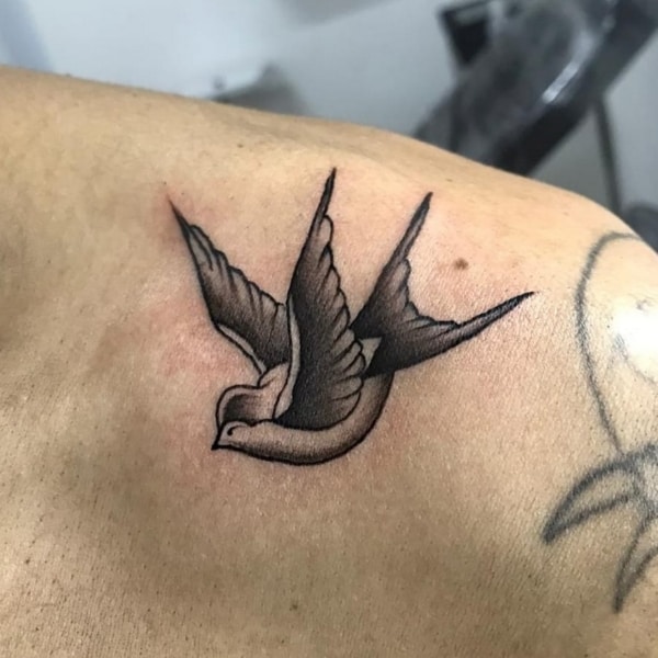 27 tatuagem andorinha ombro @myrandatattoo