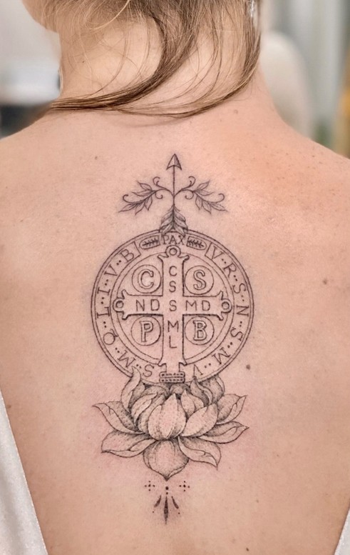 27 tatuagem feminina nas costas medalha de São Bento e flor de Lótus @studiomtattoo