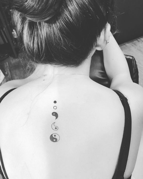 27 tatuagem feminina nas costas yin yang Pinterest