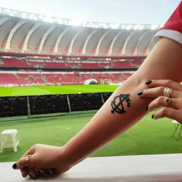 27 tatuagem feminina no braço do Inter @fil tattooer