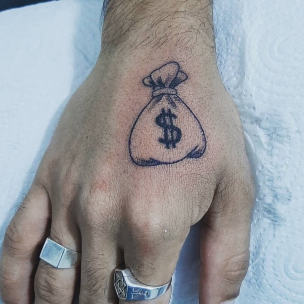 28 tatuagem dinheiro no dorso da mão @tania tattoo