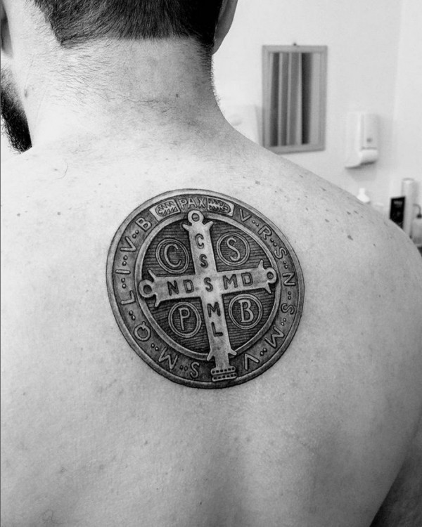 28 tatuagem nas costas medalha de São Bento @tomdaffara