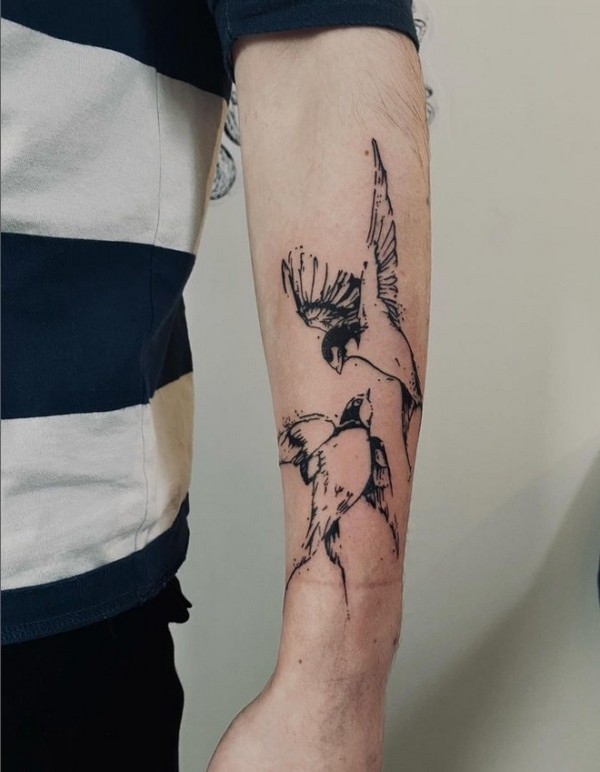 29 tattoo masculina de andorinhas @epines a tattoo