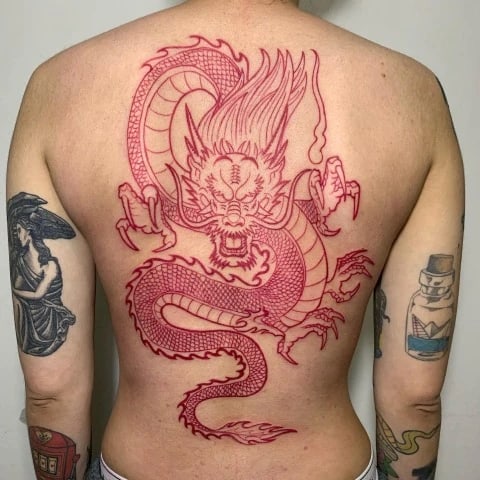 29 tatuagem masculina de dragão vermelho nas costas neartattoos