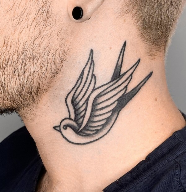 3 tattoo de andorinha no pescoço @manu tattooer