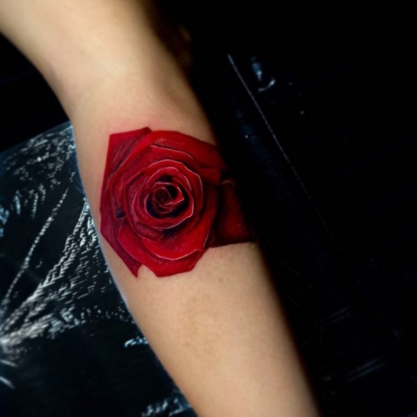 3 tatuagem de rosa vermelha @thehandsomeartist