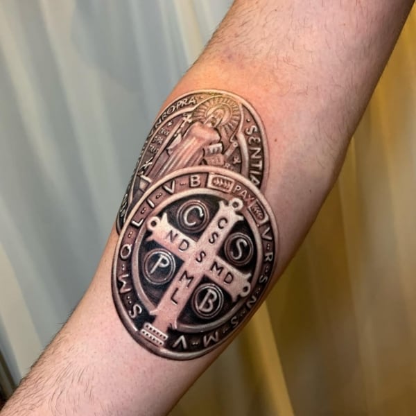 3 tatuagem no braço com medalha de São Bento @diditattoo