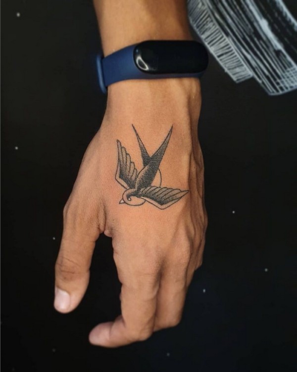 30 tattoo masculina de andorinha na mão @dycotattoo
