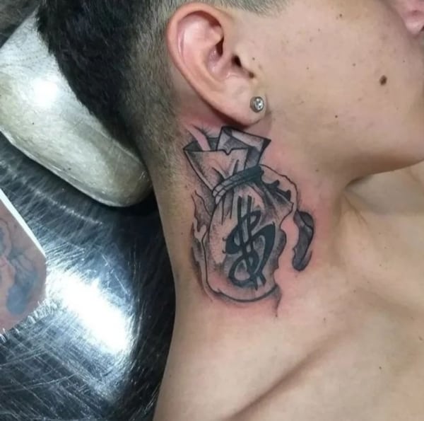 31 tatuagem de saco de dinheiro no pescoço @tralha tattoo mc